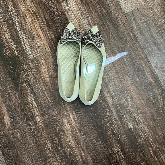 Tory Burch soft green  flats with embellished gray bow size 6M - Picture 4 of 6